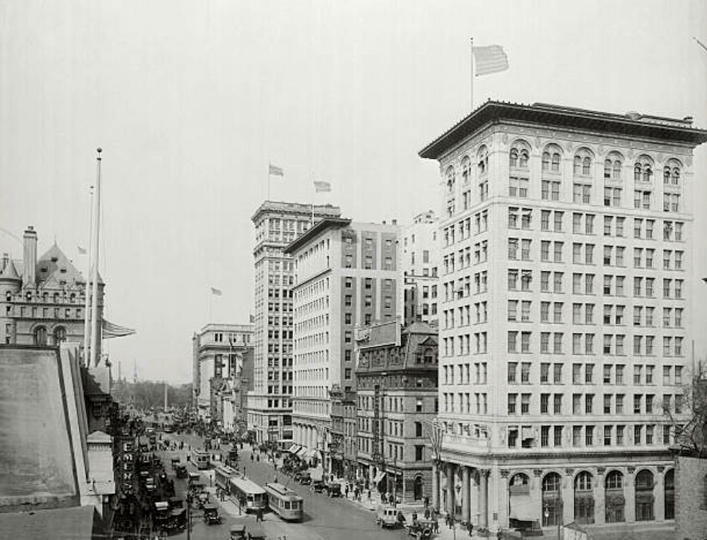 1920s
Low building between the National State Bank & Kinney Buildings.
Photo from Bettmann
