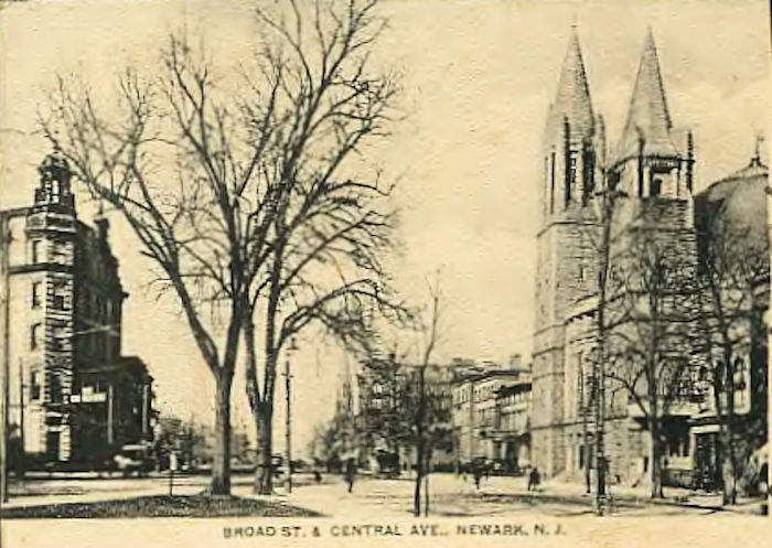 1910
Building on Left
Postcard
