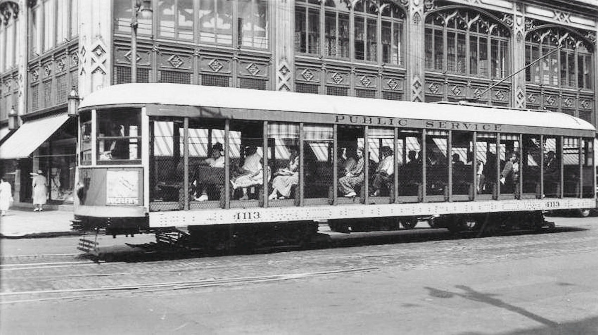 Trolley passing in front.
Image from Gonzalo Alberto
