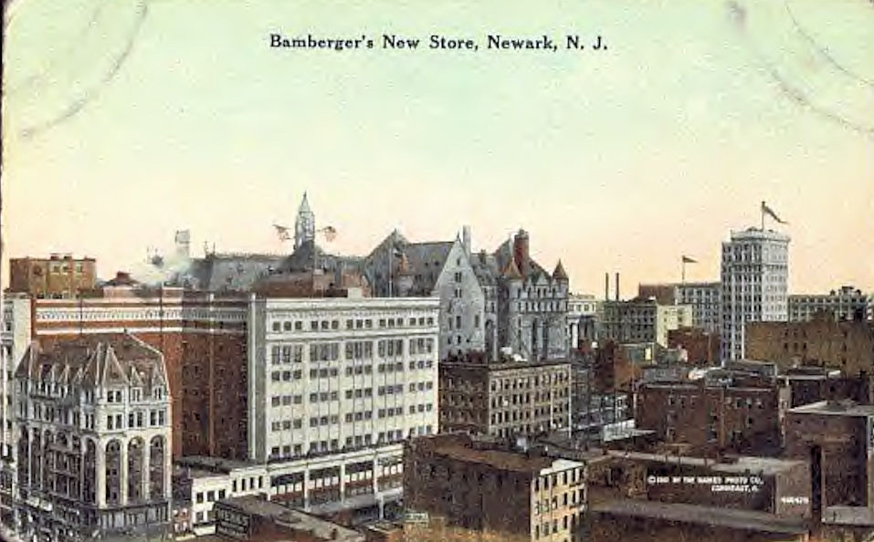 1912 Postcard
The new building before it was extended fully to the corner of Market & Washington Streets.
