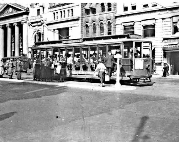 Mount Prospect Trolley Line
Open Air
Picking up passengers on Broad Street.
